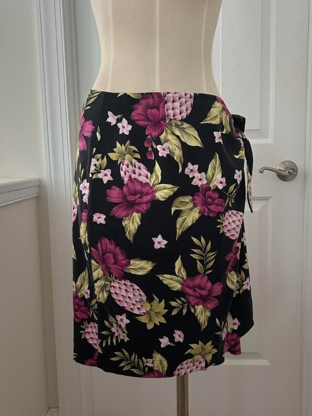 Tommy Bahama black floral skirt with tie waist and button wrap skirt Size XL